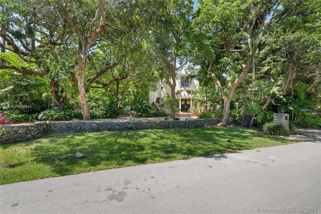 Recently Sold: $2,650,000 (5 beds, 3 baths, 4748 Square Feet)
