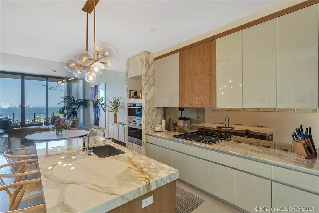 Recently Sold: $3,900,000 (2 beds, 2 baths, 1967 Square Feet)