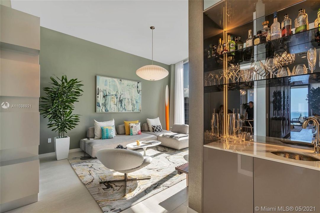 Recently Sold: $3,900,000 (2 beds, 2 baths, 1967 Square Feet)