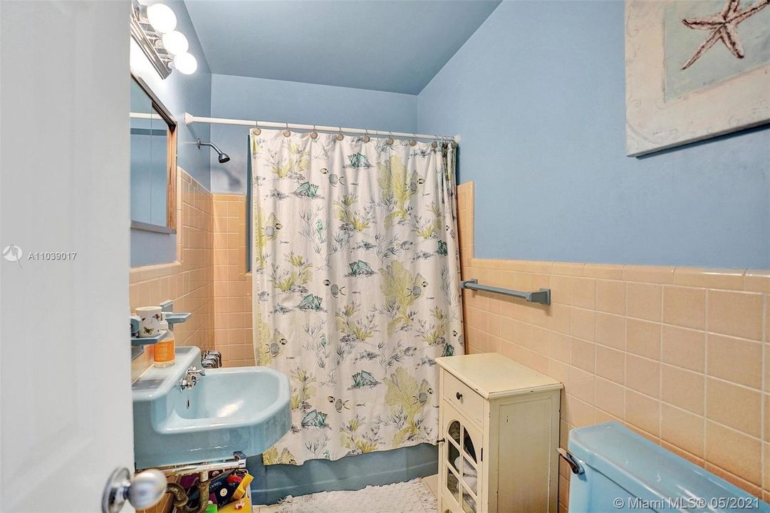 最近售出: $1,550,000 (3 贝兹, 2 浴室, 1975 平方英尺)