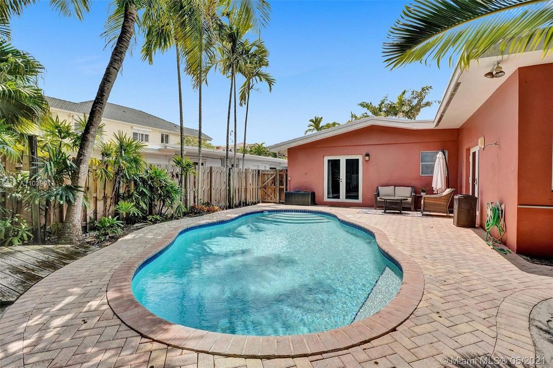 Recently Sold: $1,550,000 (3 beds, 2 baths, 1975 Square Feet)