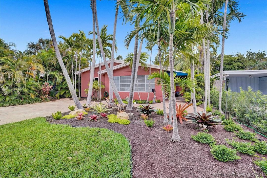 Recently Sold: $1,550,000 (3 beds, 2 baths, 1975 Square Feet)
