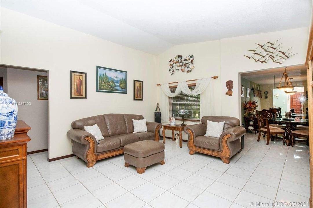 Recently Sold: $367,000 (3 beds, 2 baths, 1282 Square Feet)