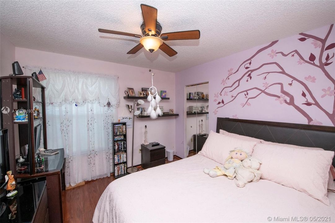 Recently Sold: $367,000 (3 beds, 2 baths, 1282 Square Feet)