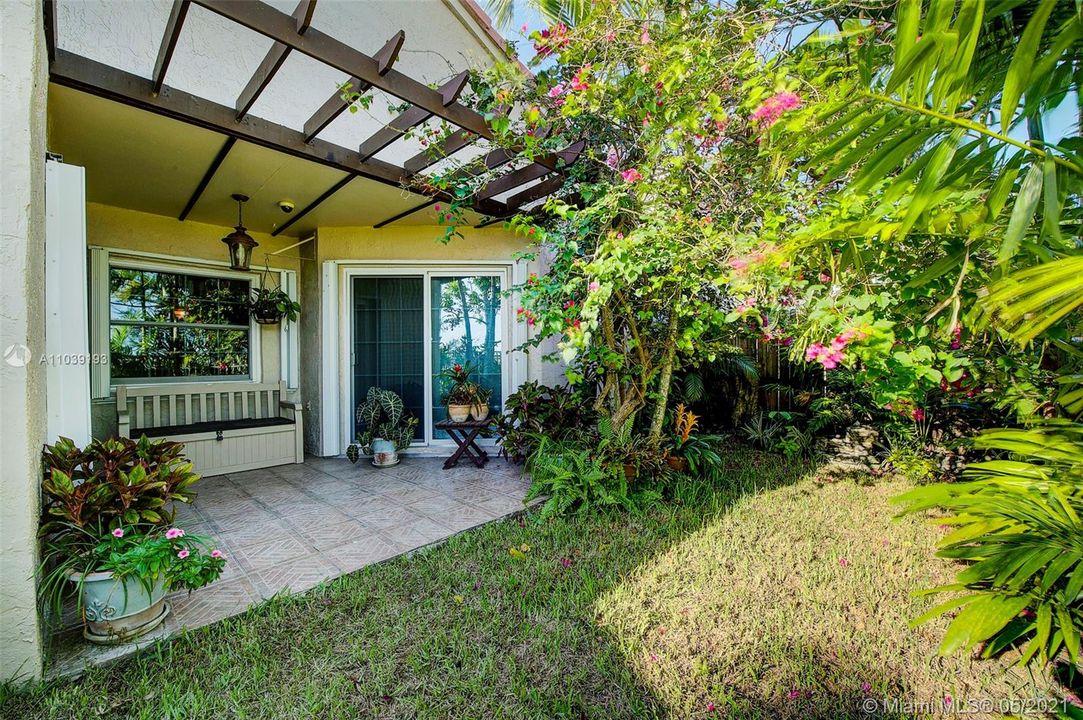 Recently Sold: $367,000 (3 beds, 2 baths, 1282 Square Feet)