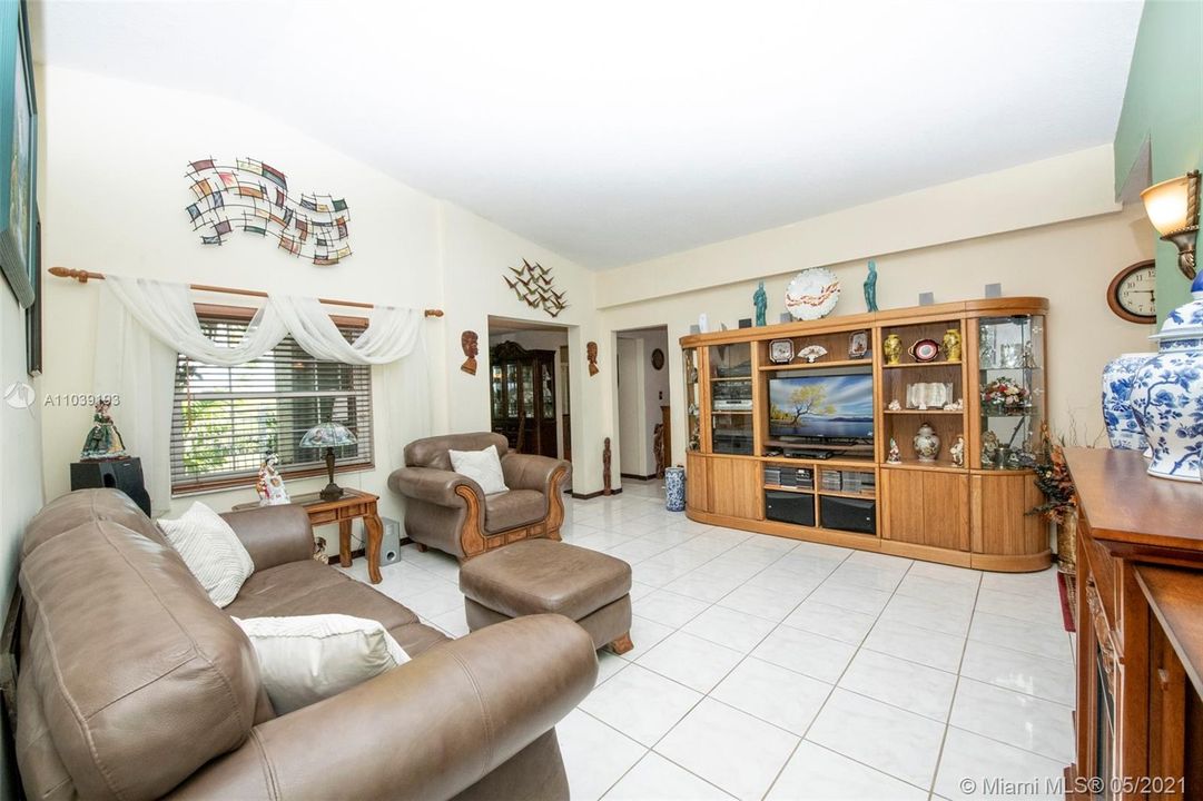 Recently Sold: $367,000 (3 beds, 2 baths, 1282 Square Feet)