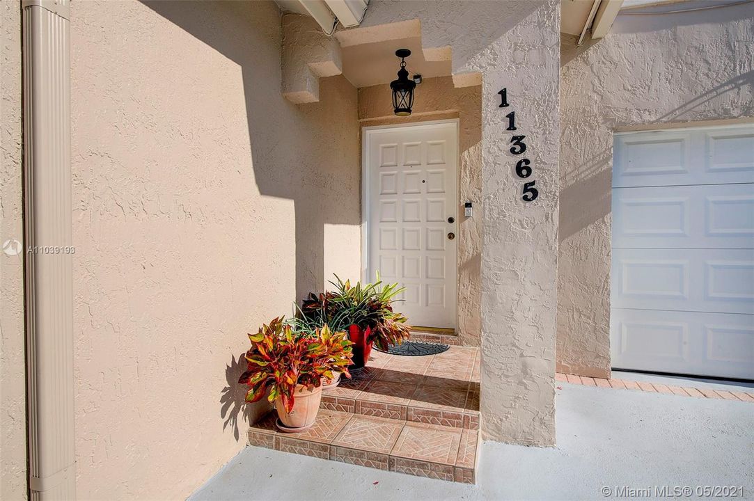 Recently Sold: $367,000 (3 beds, 2 baths, 1282 Square Feet)