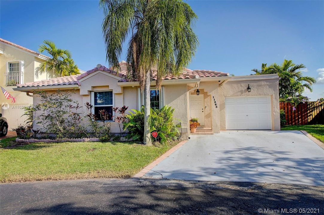 Recently Sold: $367,000 (3 beds, 2 baths, 1282 Square Feet)