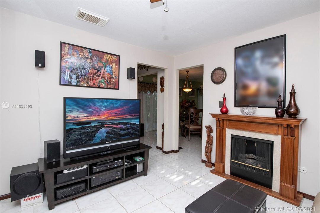 Recently Sold: $367,000 (3 beds, 2 baths, 1282 Square Feet)