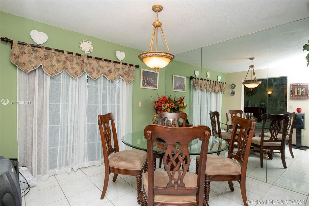 Recently Sold: $367,000 (3 beds, 2 baths, 1282 Square Feet)