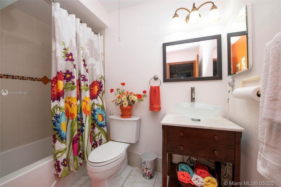 Recently Sold: $367,000 (3 beds, 2 baths, 1282 Square Feet)