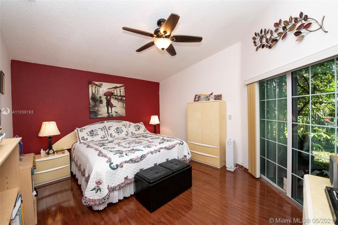 Recently Sold: $367,000 (3 beds, 2 baths, 1282 Square Feet)