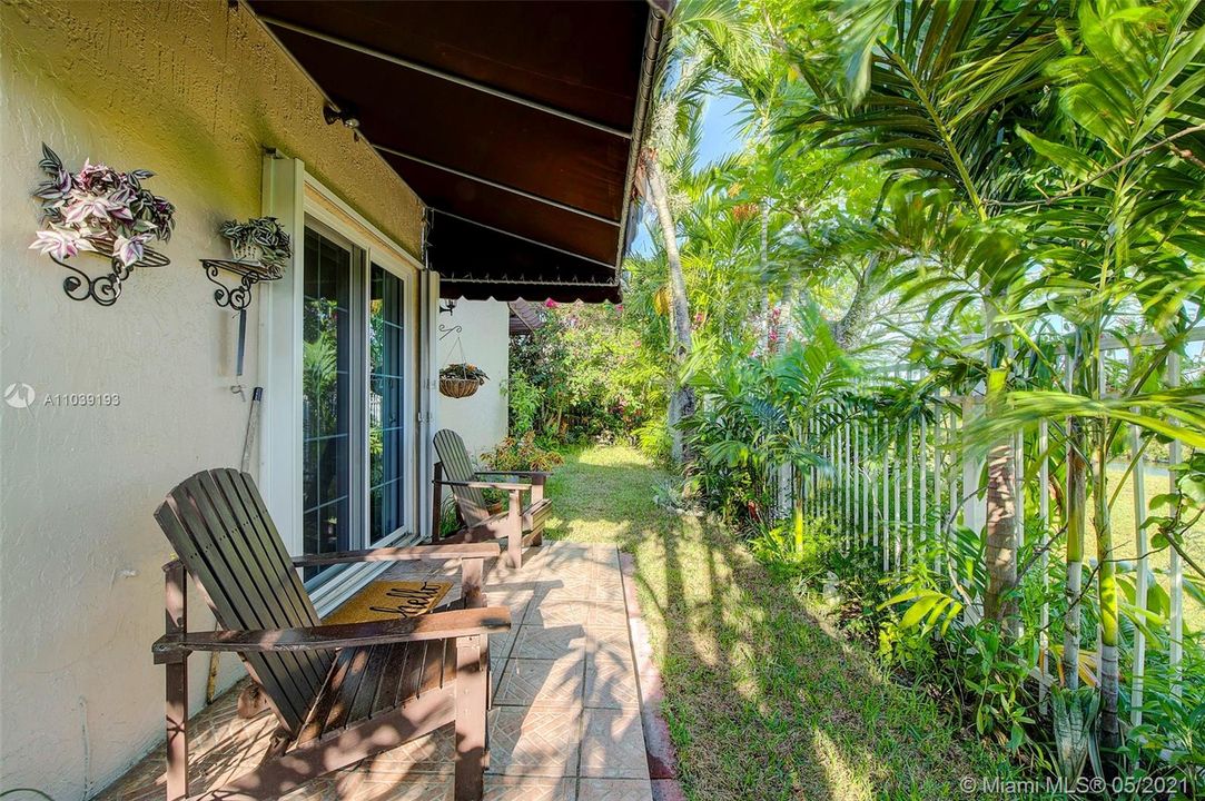 Recently Sold: $367,000 (3 beds, 2 baths, 1282 Square Feet)