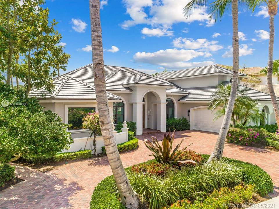Recently Sold: $3,000,000 (4 beds, 3 baths, 4032 Square Feet)