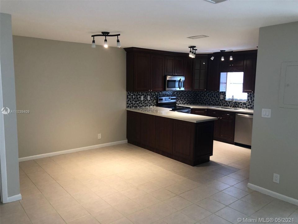 Recently Rented: $1,995 (3 beds, 2 baths, 1782 Square Feet)