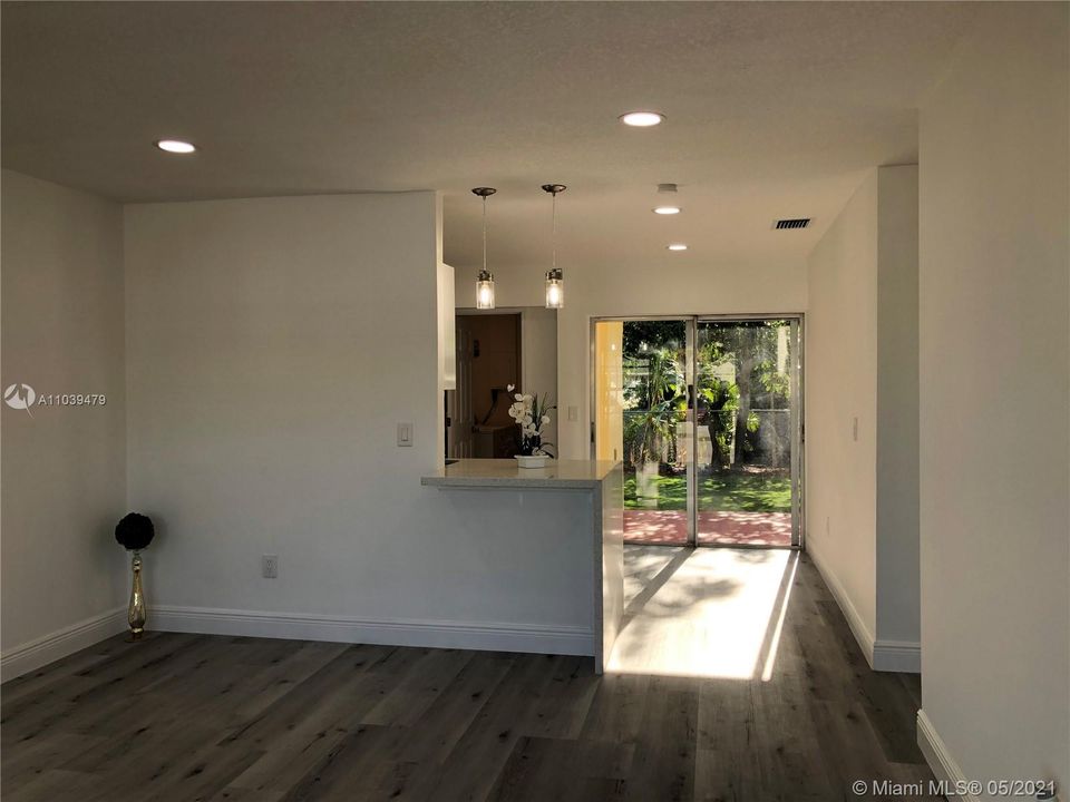 最近售出: $259,000 (2 贝兹, 2 浴室, 843 平方英尺)