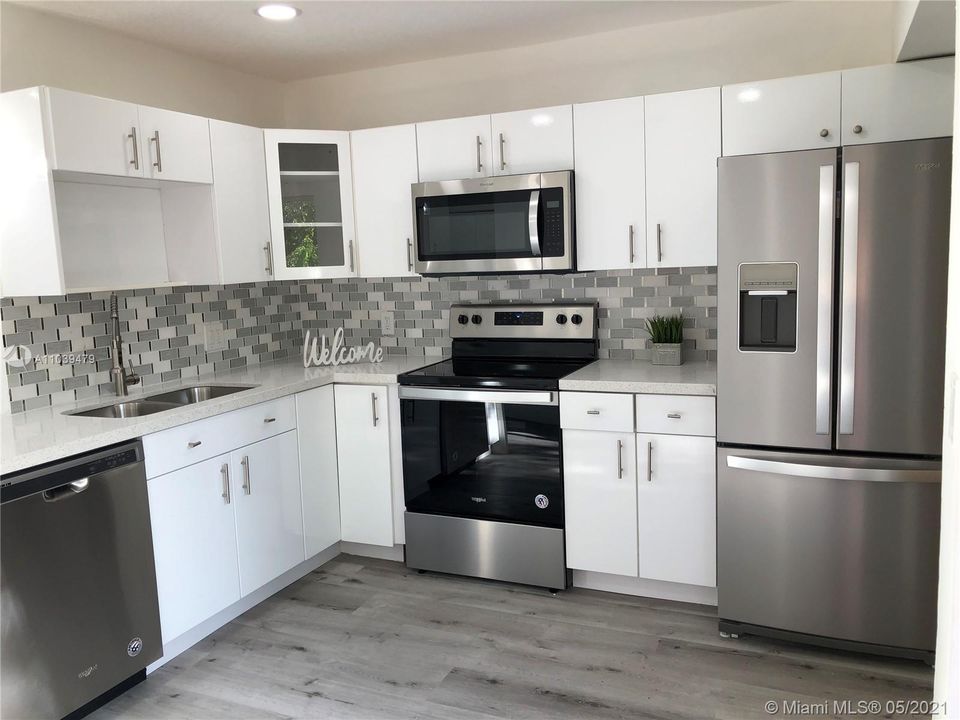 最近售出: $259,000 (2 贝兹, 2 浴室, 843 平方英尺)