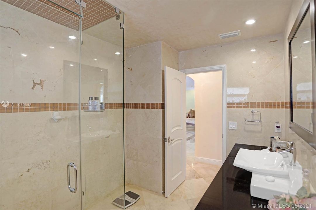 最近售出: $2,697,000 (5 贝兹, 5 浴室, 3712 平方英尺)