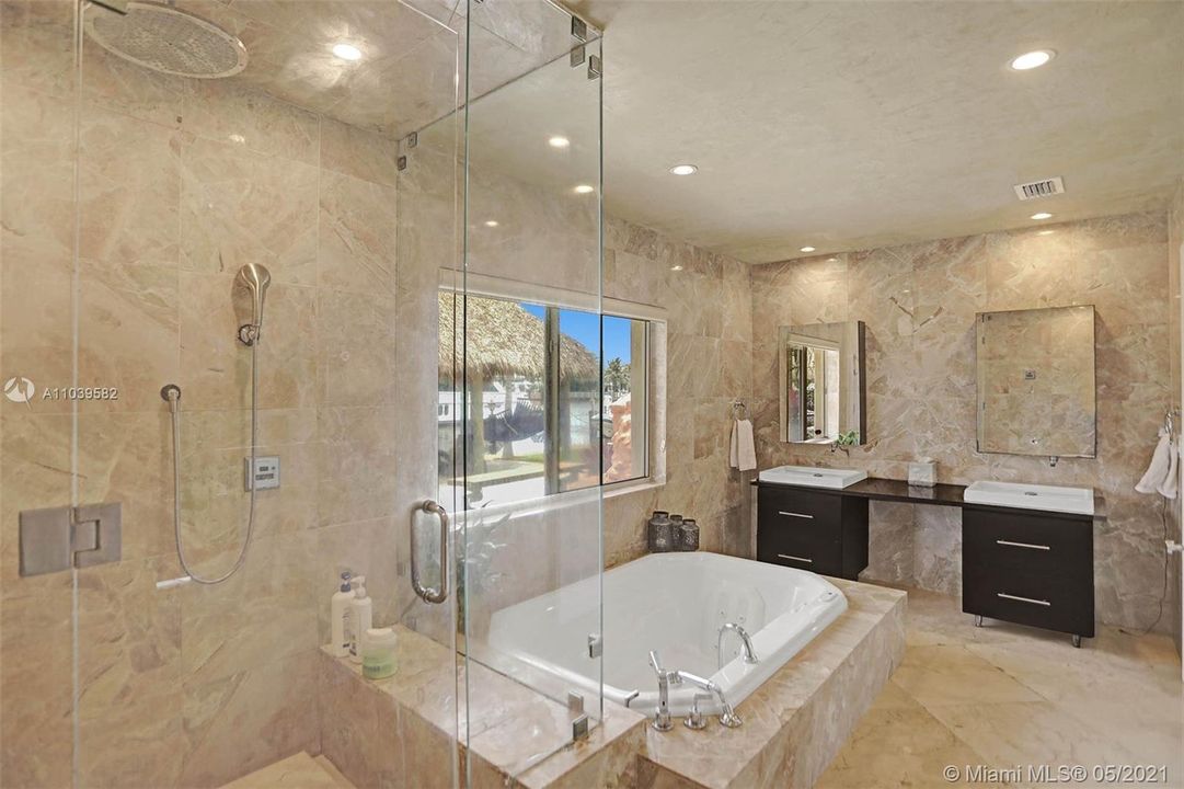 Недавно продано: $2,697,000 (5 спален, 5 ванн, 3712 Квадратных фут)