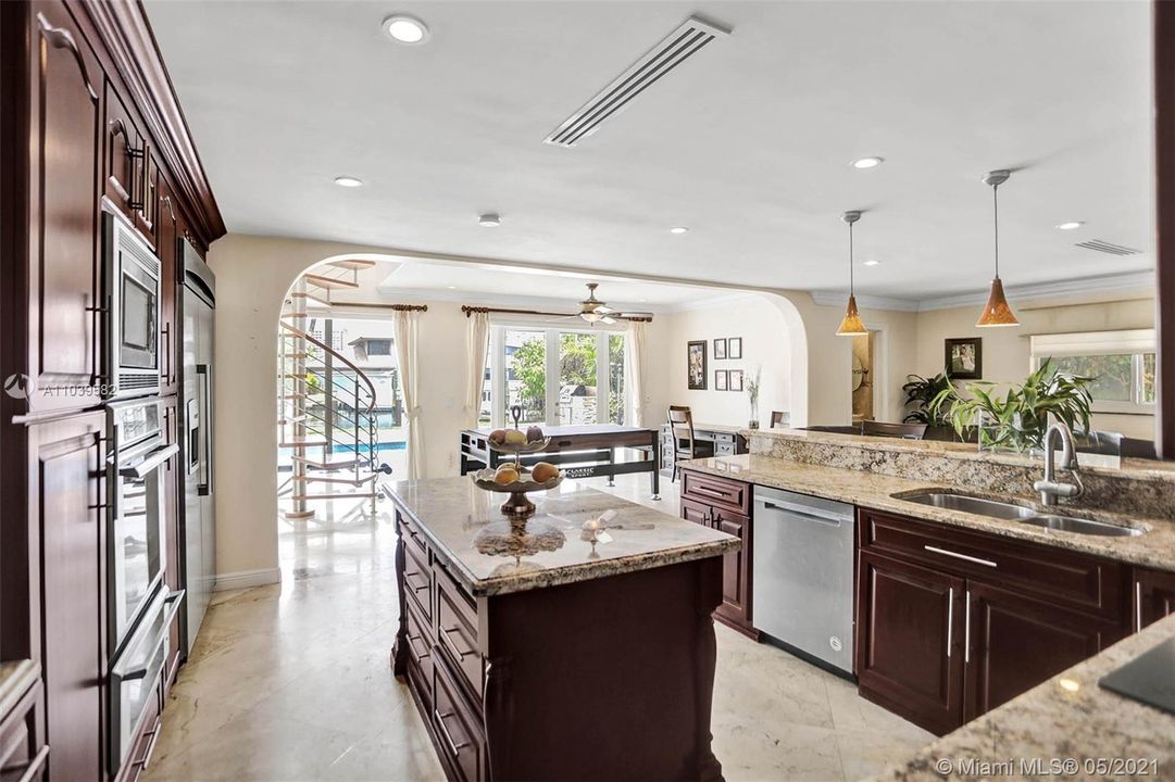 Recently Sold: $2,697,000 (5 beds, 5 baths, 3712 Square Feet)