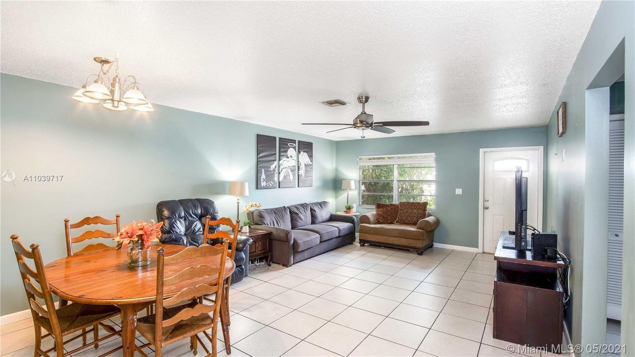 Recently Sold: $220,000 (3 beds, 2 baths, 1284 Square Feet)