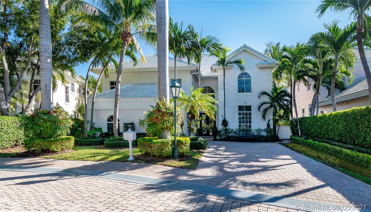 Recently Sold: $3,250,000 (6 beds, 6 baths, 3772 Square Feet)