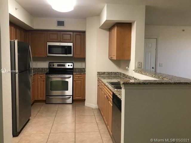 Recently Rented: $1,900 (3 beds, 2 baths, 1115 Square Feet)