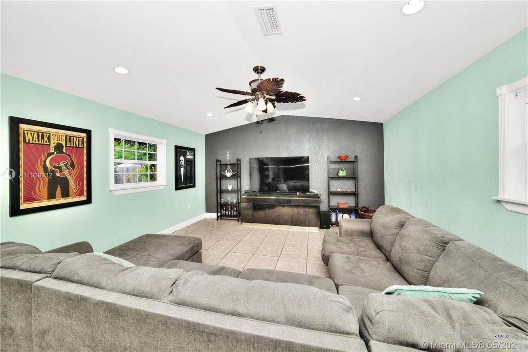 1678 NE Sunview Terrace_Jensen Beach_Fl_Large Family Room 3