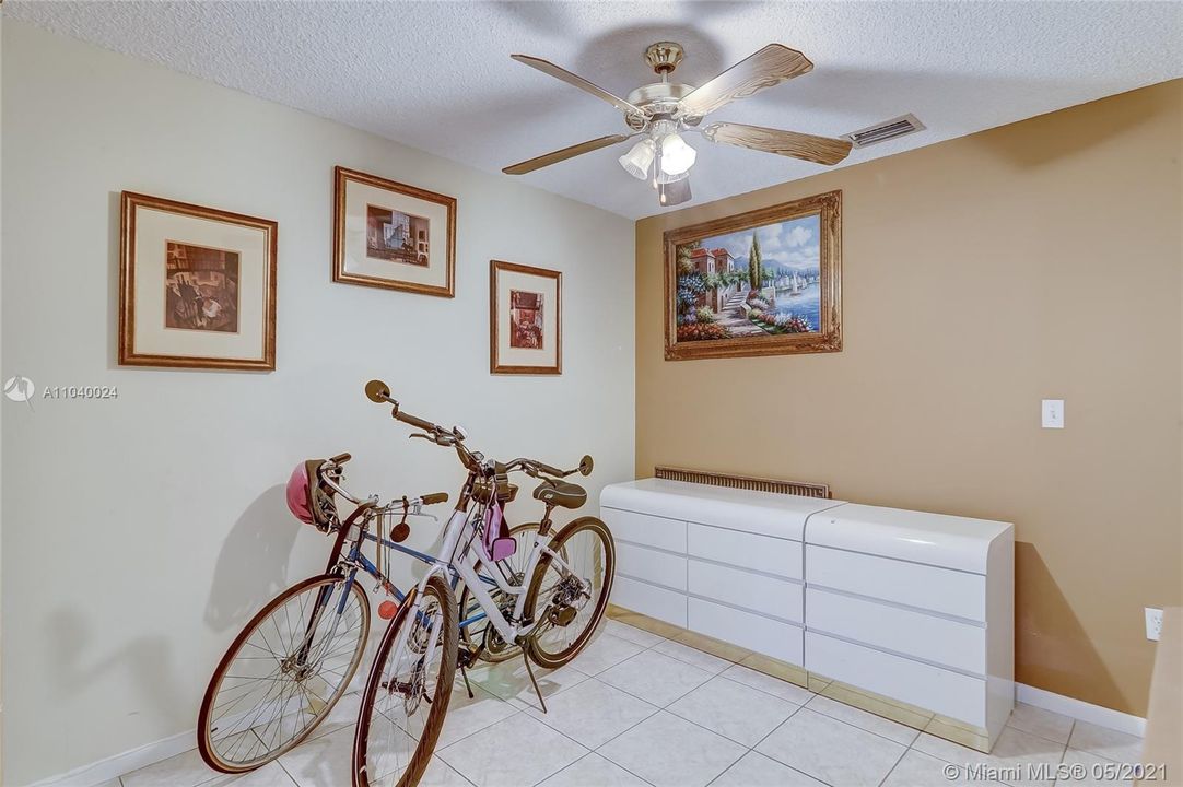 最近售出: $220,000 (3 贝兹, 2 浴室, 1163 平方英尺)