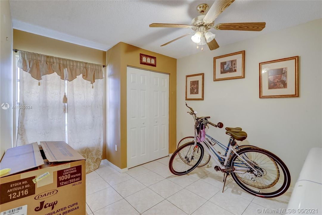 最近售出: $220,000 (3 贝兹, 2 浴室, 1163 平方英尺)