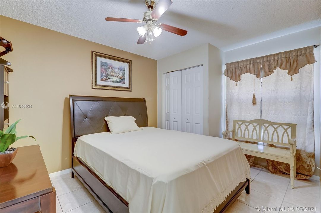 最近售出: $220,000 (3 贝兹, 2 浴室, 1163 平方英尺)