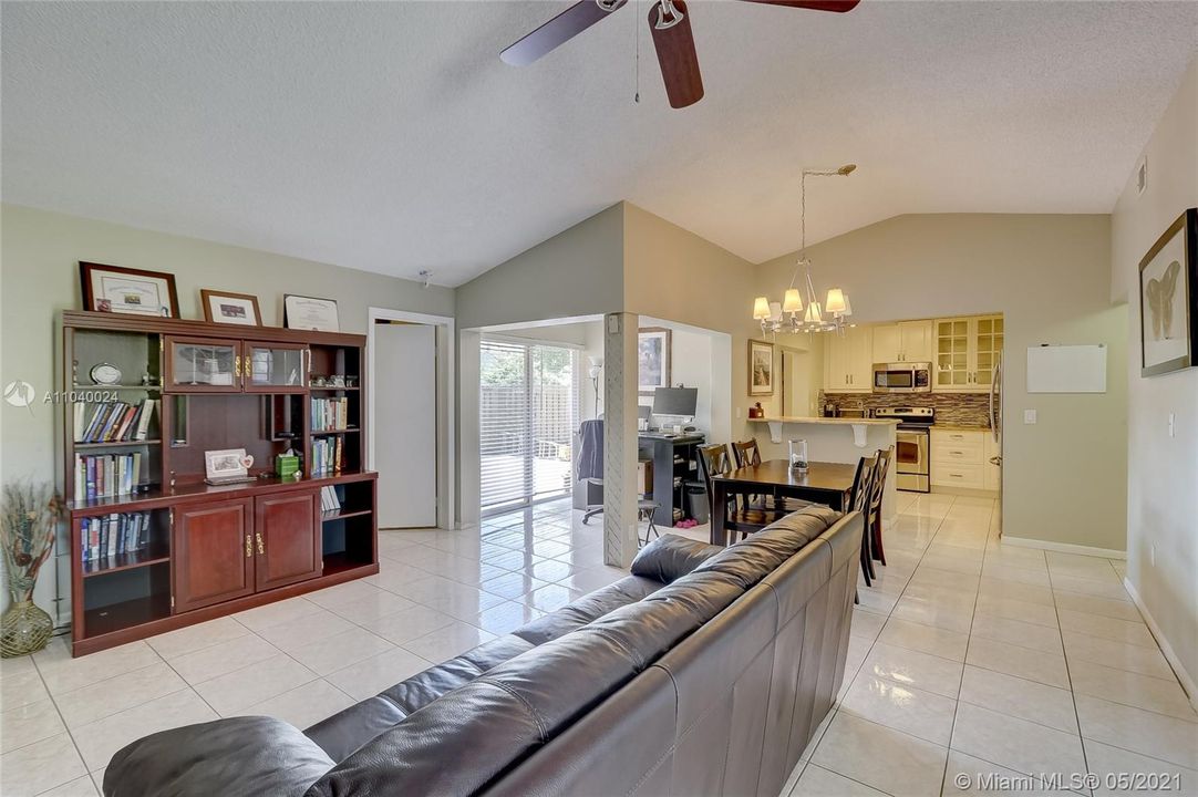 最近售出: $220,000 (3 贝兹, 2 浴室, 1163 平方英尺)