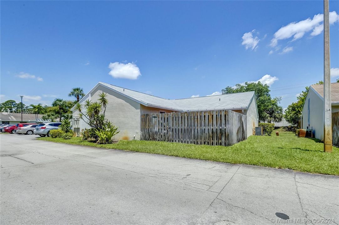 最近售出: $220,000 (3 贝兹, 2 浴室, 1163 平方英尺)