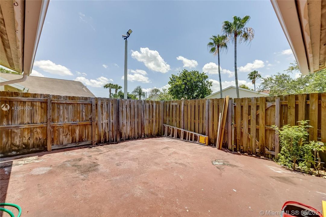 最近售出: $220,000 (3 贝兹, 2 浴室, 1163 平方英尺)