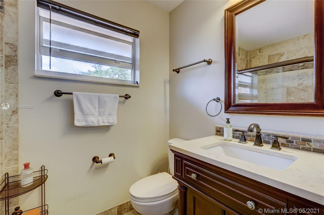 最近售出: $220,000 (3 贝兹, 2 浴室, 1163 平方英尺)