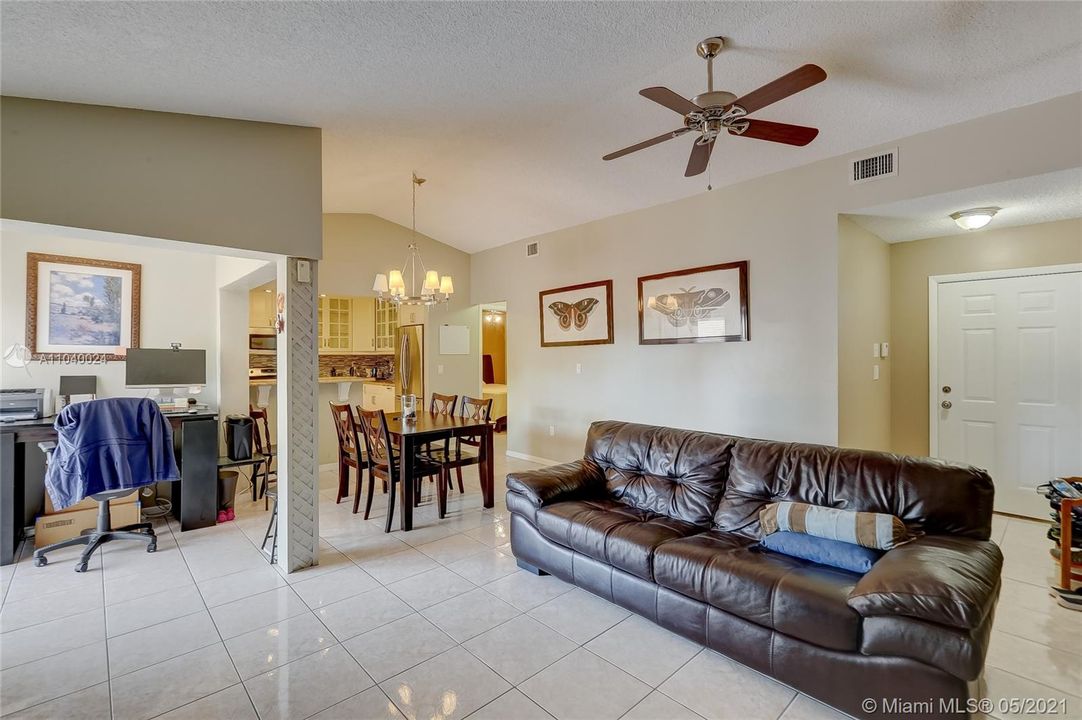 最近售出: $220,000 (3 贝兹, 2 浴室, 1163 平方英尺)