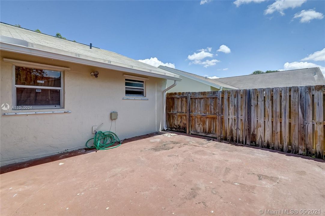 最近售出: $220,000 (3 贝兹, 2 浴室, 1163 平方英尺)