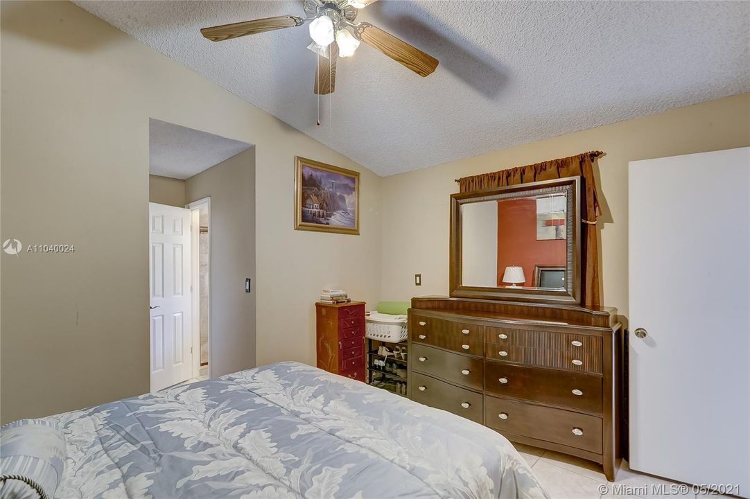 最近售出: $220,000 (3 贝兹, 2 浴室, 1163 平方英尺)