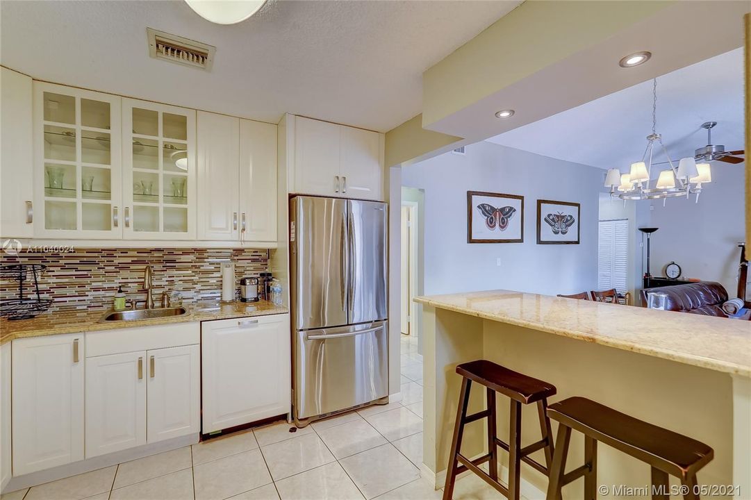 最近售出: $220,000 (3 贝兹, 2 浴室, 1163 平方英尺)