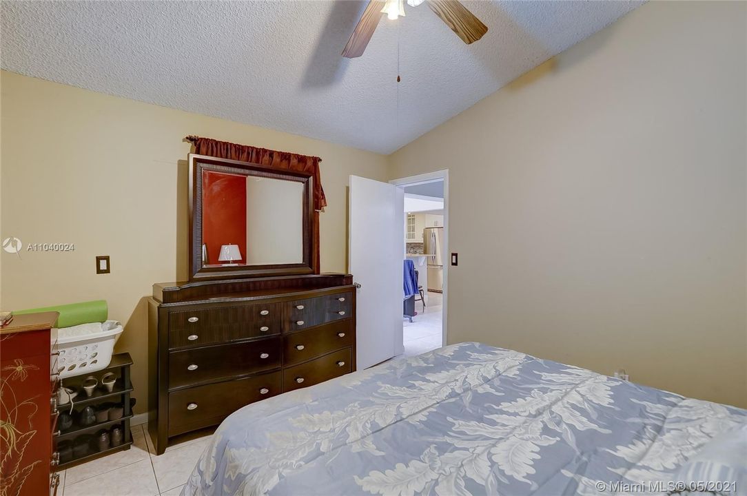 最近售出: $220,000 (3 贝兹, 2 浴室, 1163 平方英尺)