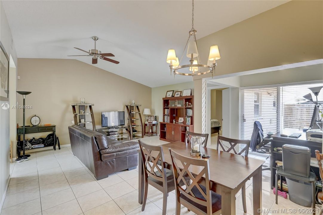 最近售出: $220,000 (3 贝兹, 2 浴室, 1163 平方英尺)