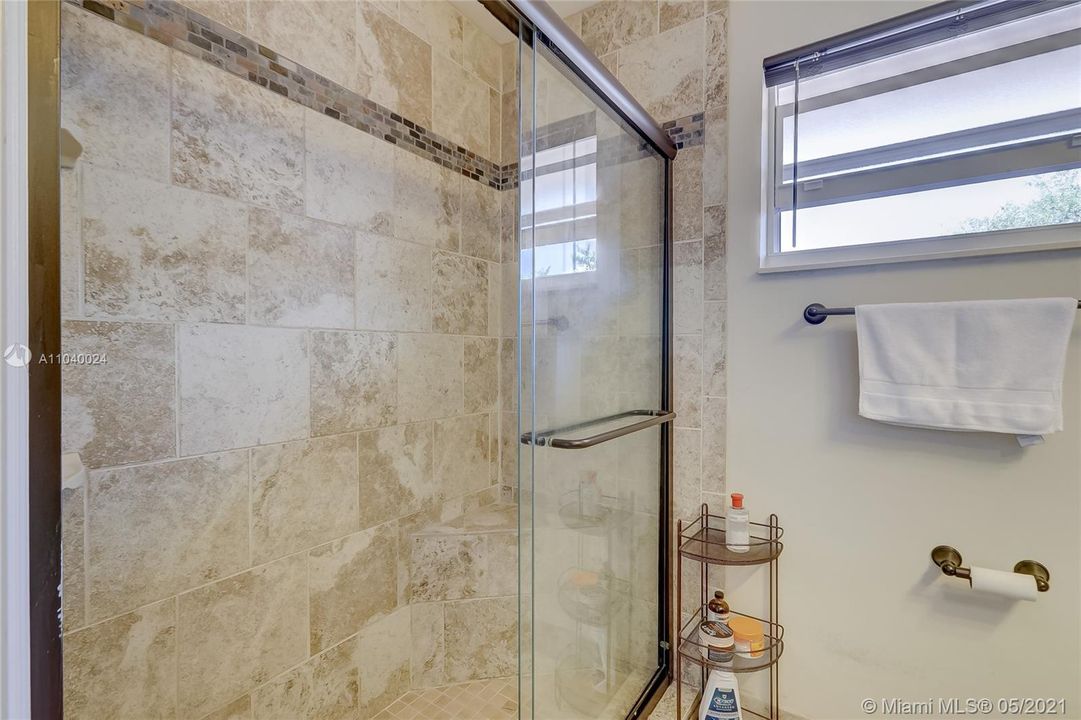 最近售出: $220,000 (3 贝兹, 2 浴室, 1163 平方英尺)