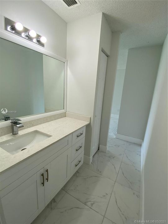 Недавно продано: $160,000 (2 спален, 2 ванн, 816 Квадратных фут)