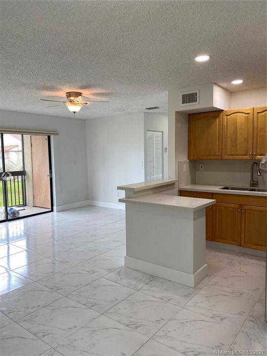 Недавно продано: $160,000 (2 спален, 2 ванн, 816 Квадратных фут)