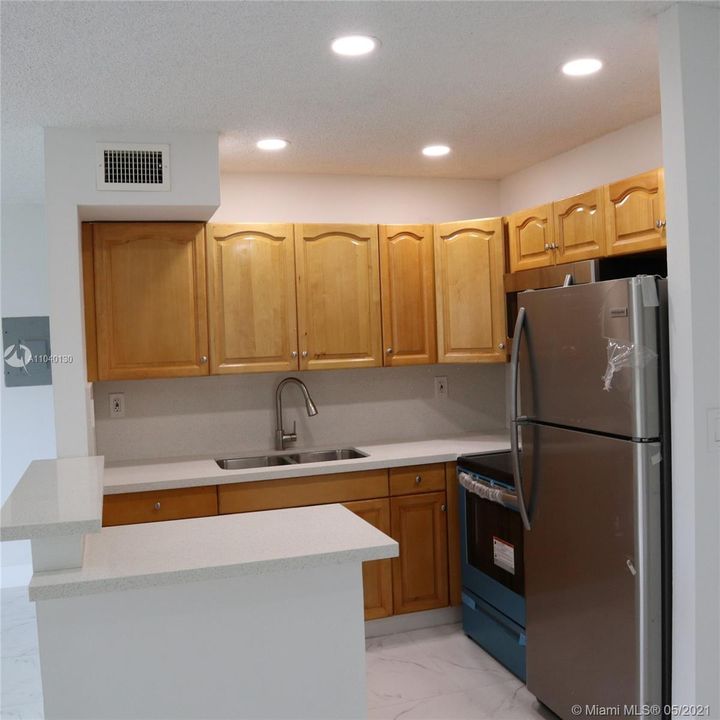 Недавно продано: $160,000 (2 спален, 2 ванн, 816 Квадратных фут)