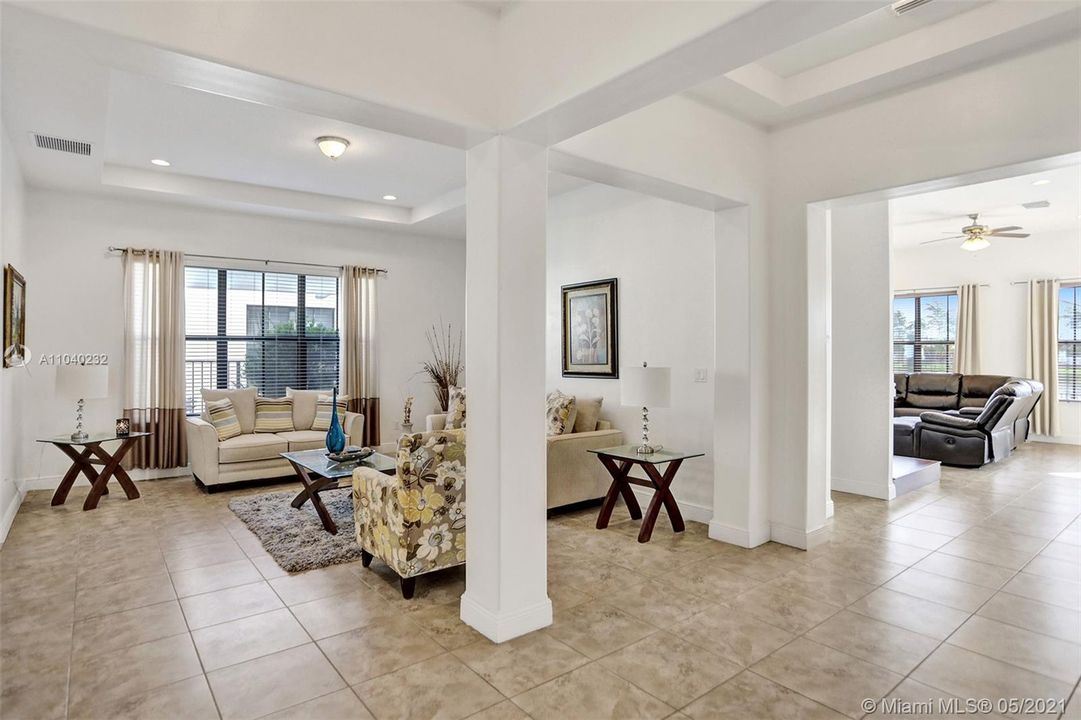 Recently Sold: $975,000 (5 beds, 5 baths, 4110 Square Feet)