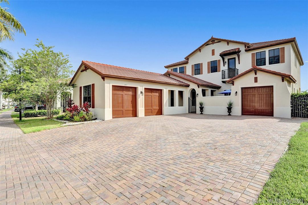 Recently Sold: $975,000 (5 beds, 5 baths, 4110 Square Feet)