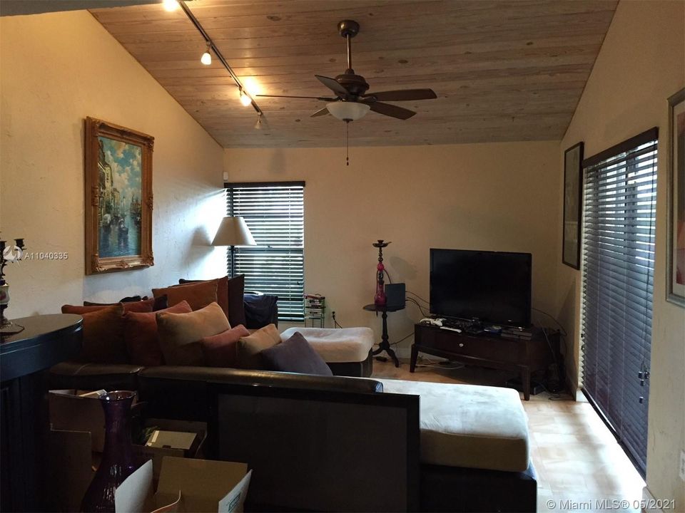 Recientemente alquilado: $2,550 (3 camas, 2 baños, 1600 Pies cuadrados)