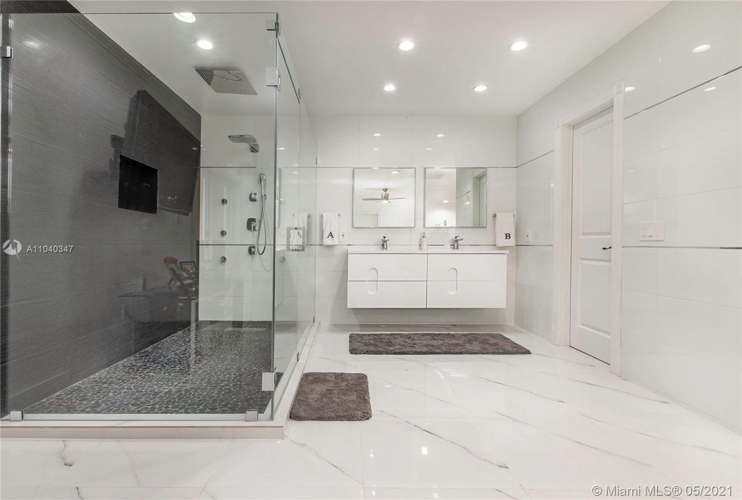 最近售出: $935,000 (4 贝兹, 2 浴室, 3893 平方英尺)