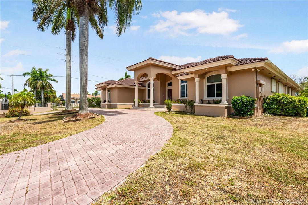 Recently Sold: $1,399,000 (7 beds, 6 baths, 5282 Square Feet)
